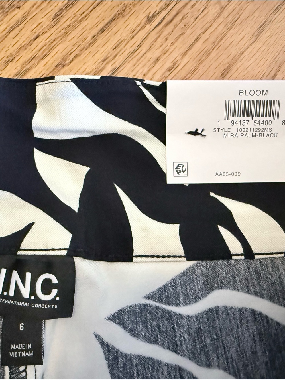 INC International Concepts Black & White Tropical Leaf Mid-rise Pull-on Shorts - Picture 2 of 3